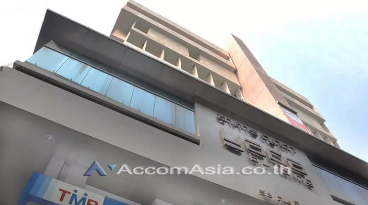 Split-type Air |  Yada Building Office space  for Rent BTS Sala Daeng in Silom Bangkok